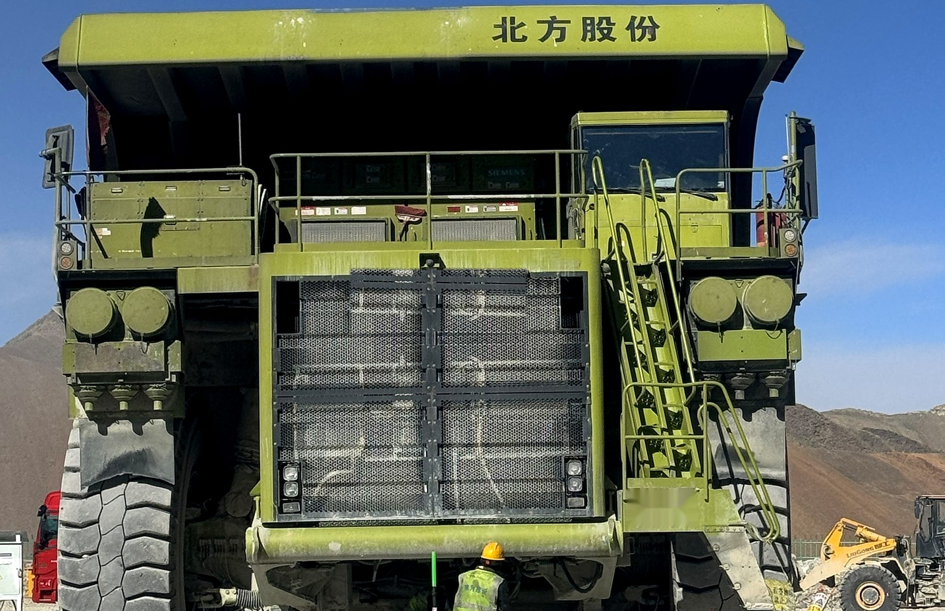 露天矿现场的矿用自卸车